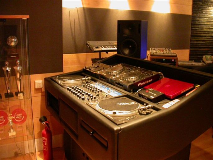 DJ_Pete_tha_Zouk_2.JPG_685
